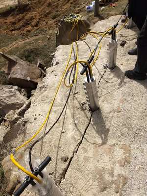 硬石大型矿山开采利器 膨胀岩石开裂器的原理、操作与设备选择